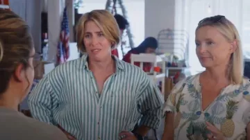 Sezane Tomboy Shirt rayures vertes écrues portées par Erin Napier telles que vues dans Home Town (S10E15)