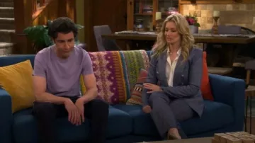 Pantalones Aubrie de lino melange azul Veronica Beard usados por Gemma Johnson (Beth Behrs) como se ve en The Neighborhood (S08E18)