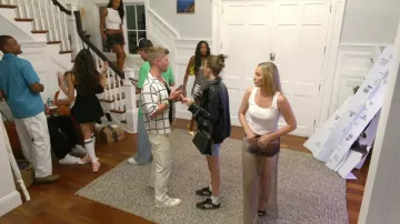 Bolso de vagabundo verafiado que lleva Amanda Batula como se ve en Summer House (S10E12)