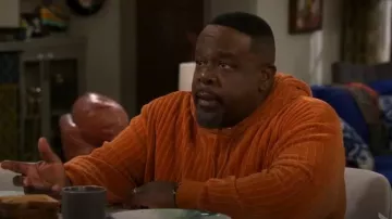 Sweat à capuche chenille Sergio Tacchini porté par Calvin Butler (Cedric the Entertainer) tel que vu dans The Neighborhood (S08E18)