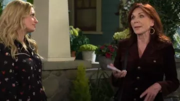 Blazer en velours Paige Reign porté par Paula (Marilu Henner) tel que vu dans The Neighborhood (S08E18)