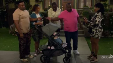 Sandalias de cuña con hebilla River Island Detail usadas por Tina Butler (Tichina Arnold) como se ve en The Neighborhood (S08E18)