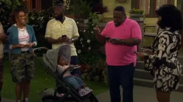 Camiseta Kith Thompson Crossover usada por Malcolm Butler (Sheaun McKinney) vista en The Neighborhood (S08E18)