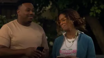 Madre La camiseta de tirantes Chin Up Crop que lleva Courtney (Skye Townsend) como se ve en El vecindario (S08E18)