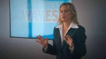 Chaqueta de rayas de lino de Veronica Beard Dickey llevada por Isla Gordon (Kate Hudson) como se ve en Running Point (S02E01)