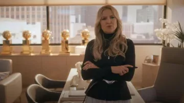 Cinturón de cuero metálico Dehanche Brancusi usado por Isla Gordon (Kate Hudson) visto en Running Point (S02E01)