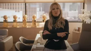 Jersey de cuello alto con malla Enza Costa llevado por Isla Gordon (Kate Hudson) como se ve en Running Point (S02E01)