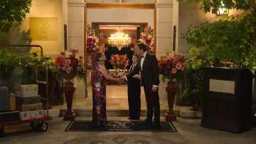 Vestido de columna de Kay Unger Coraline llevado por Lauren Gierth tal como se ve en Million Dollar Secret (S02E01)
