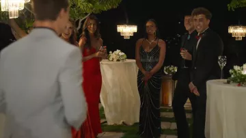 Windsor Maisyn vestido largo formal de pedrería con escote en V y vestido por Umeko Peterson tal como se ve en Million Dollar Secret (S02E01)
