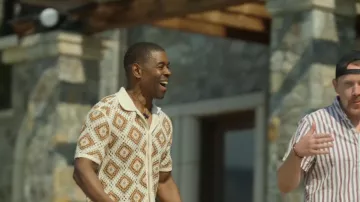 Camisa de ganchillo de manga y manga de manga de hombre JC Penney usada por Altie Holcomb, tal como se ve en Million Dollar Secret (S02E01)