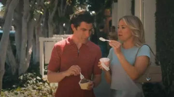 Bolsa de hombro Staud Harlow que lleva Isla Gordon (Kate Hudson) como se ve en Running Point (S02E01)