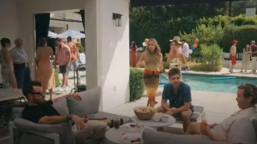 La jupe Attico going to Midi Multicolore portée par Isla Gordon (Kate Hudson) telle que vue dans Running Point (S02E01)