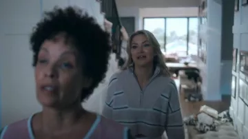 Jersey de cachemir Hampton recortado Staud llevado por Isla Gordon (Kate Hudson) como se ve en Running Point (S02E02)
