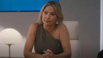 Ysso + Danielle Copperman Pendientes chapados en oro Hedi que lleva Isla Gordon (Kate Hudson) como se ve en Running Point (S02E02)