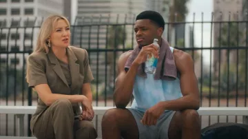 Blazer Tamim de alero que lleva Isla Gordon (Kate Hudson) como se ve en Running Point (S02E02)