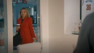 Petit sac de vagabond en suède Trampoline Zimmermann porté par Isla Gordon (Kate Hudson) tel que vu dans Running Point (S02E02)