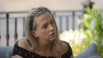 Cintas kitsch en zigzag que lleva Kat Ellis como se ve en Million Dollar Secret (S02E01)