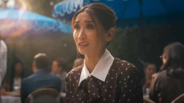 Camisa de corbata de seda Sandro usada por Ali Lee (Brenda Song) como se ve en Running Point (S02E02)