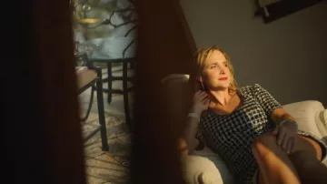 Minivestido de cuadrícula adornada Simkhai Vivalie llevado por Daisy Macklin Skarning, tal como se ve en Million Dollar Secret (S02E01)