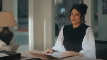 Derek Lam 10 Crosby Tirza Mixed Media Top llevada por Aruna (Richa Moorjani) vista en Running Point (S02E02)