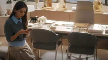 Jersey de estilo en capas de Sandro Jules que lleva Isla Gordon (Kate Hudson) como se ve en Running Point (S02E02)