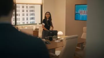 Maletín Bostanten Black Croc en relieve llevado por Ali Lee (Brenda Song) como se ve en Running Point (S02E02)
