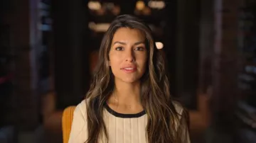 Camile Fira Camile Contrast Ribled que lleva Natalie como se ve en Million Dollar Secret (S02E02)