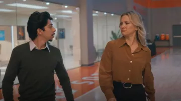 Falda midi de maillón de Eileen Fisher llevada por Isla Gordon (Kate Hudson) como se ve en Running Point (S02E03)