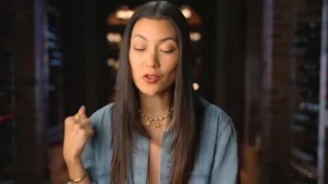 Colgante de perlas falsas de estilo océano Hremhoo usado por Kasey como se ve en Million Dollar Secret (S02E02)