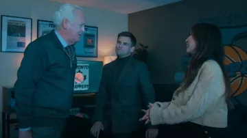 Chaqueta corta de manga de punto Avec Les Filles usada por Ali Lee (Brenda Song) como se ve en Running Point (S02E03)