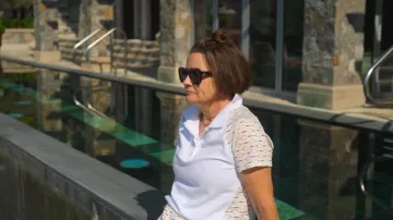 Raqueta de tenis Talbots Piqué de manga corta y polo usada por Lydia Blair tal como se ve en Million Dollar Secret (S02E02)