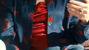 Camisa con estampado de rosas que lleva Deborah Vance (Jean Smart) en Hacks