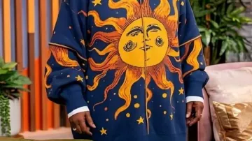 Jersey oversize con estampado solar llevado por Whoopi Goldberg en la emisión completa de The View – 23 de abril de 2026
