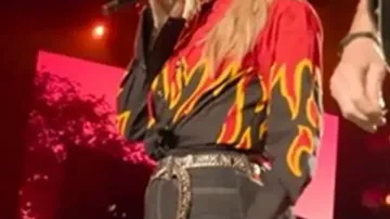 Camisa con estampado de llamas que llevaba Self (Lainey Wilson) en Lainey Wilson: Mantener el estilo country cool