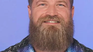 Camisa degradada de Hollywood Squares S02 de Ryan Fitzpatrick vista en The Hollywood Squares