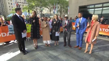 Abrigo largo de lana bordado con flores de Lela Rose llevado por Jenna Bush Hager visto en Today the 28 April 2026