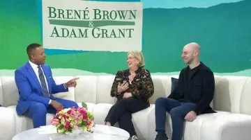 Blusa adornada de Alice + Olivia Marion llevada por Brené Brown, vista en Today el 28 de abril de 2026