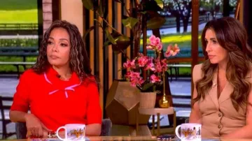 Camiseta Esencial Antwerp con cuello llevada por Sunny Hostin vista en The View el 24 de abril de 2026