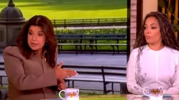 Chaqueta de punto crepe de Scanlan Theodore con cuello peplum usada por Ana Navarro, vista en The View el 26 de abril de 2026
