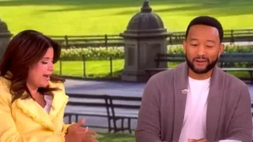 Cárdigan de algodón cruzado y cruzado Brunello Cucinelli con cuello cruzado y cruzado, usado por John Legend, tal como se ve en The View el 27 de abril de 2026