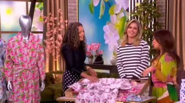 Jersey de algodón Posse Lara Stripe llevado por Sara Haines tal como se ve en The View el 27 de abril de 2026