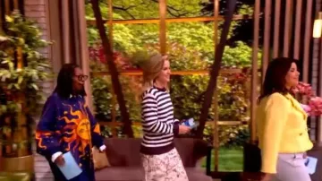 Jupe en soie en dentelle florale Doen Elowette portée par Sara Haines, telle que vue dans The View le 27 avril 2026