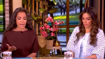 Staud Amelie vestido de lino de cintura fruncida llevado por Sunny Hostin, visto en The View el 28 de abril de 2026