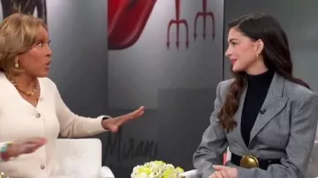 Body de cuello alto con mezcla de cachemir y cuello alto de la colección Michael Kors llevado por Anne Hathaway, visto en Good Morning America el 27 de abril de 2026