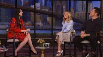 Falda Midi tejida de verano adornada con flores de Dries Van Noten, llevada por Anne Hathaway, vista en LIVE with Kelly and Mark el 27 de abril de 2026