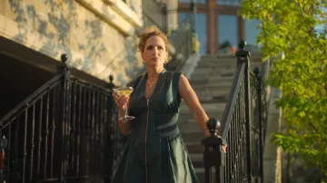 Nuuly El vestido mini camisa de cuero vegano con cremallera frontal de Tommie que lleva Daisy como se ve en Million Dollar Secret (S02E02)