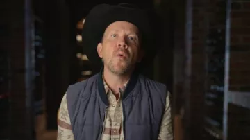 Vieux gilet doudoleur bleu marine Grand Poupoul pour hommes porté par Kaleb tel que vu dans Million Dollar Secret (S02E03)