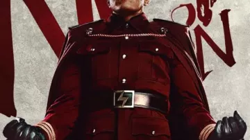Película de Street Fighter David Dastmalchian Abrigo Rojo que lleva M. Bison (David Dastmalchian) en Street Fighter