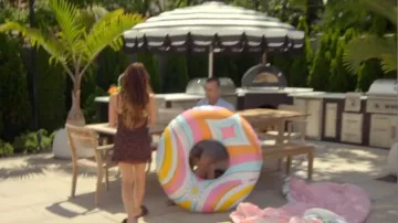 Funboy & Malibu Barbie Luxury Inflatable Tube Tube Float Float porté par Alicia Carmody tel que vu dans The Real Housewives of Rhode Island (S01E05)