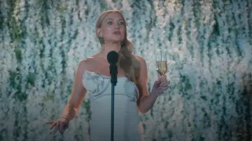 Top de crepe sin tirantes de Roland Mouret Floral-Appliqué llevado por Isla Gordon (Kate Hudson) visto en Running Point (S02E05)